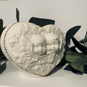 VINTAGE 🪽CERAMIC BISQUE 3D CHERUBS, ROSES, HEART SHAPED Beautiful VASE